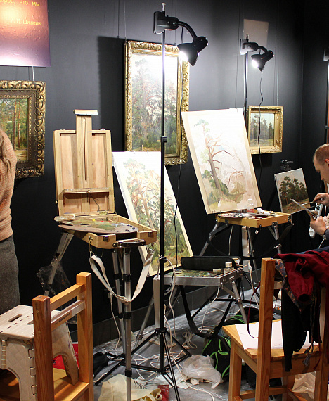 Ученики и студенты Академии акварели и изящных искусств копируют картины И. Шишкина.